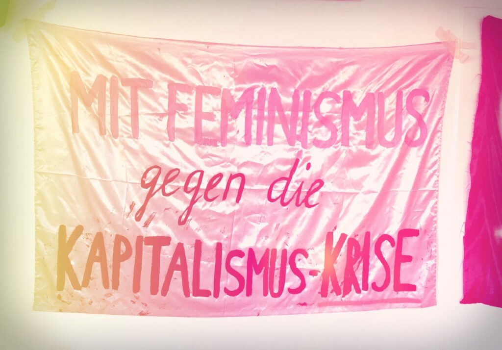 Foto eines Transparentes uaf dem steht "Mit Feminismus gegen die Kapitalismus-krise"