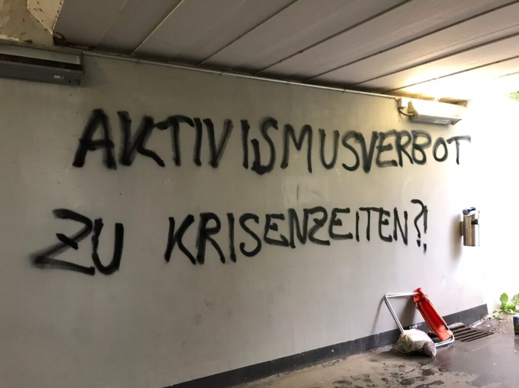 Foto des Satzes "Aktivismusverbot zu Krisenzeiten?" auf eine Mauer gesprayt