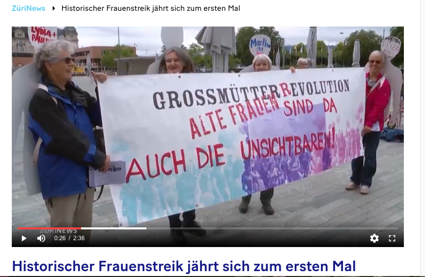 Screenshot des Tele Züri Beitrags über die Grossmütter Revolution, vier ältere Frauen tragen ein Transparent auf dem steht: GrossmütterRevolution Alte Frauen sind da auch die unsichtbaren