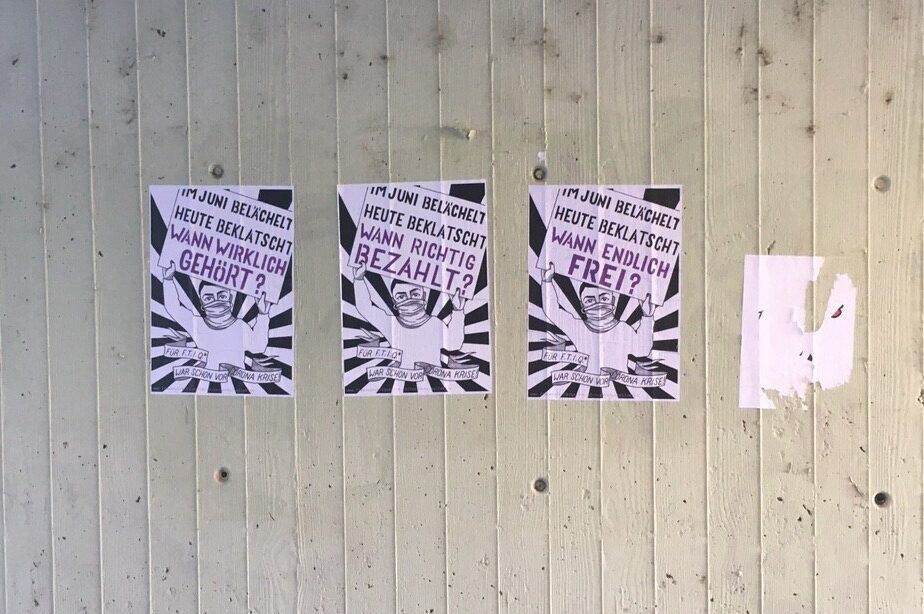 3 plakatierte Plakate jeweils eine gezeichnete Person die ein Plakat in die Höhe hält auf dem steht "im Juni bezahlt heute beklartscht, wann richtig bezahlt?" oder "…wann wirklich gehört?" oder"…wann endlich frei?" darunter ist ein Banner auf dem steht "für FTIQ* war schon vor Corona Krise"